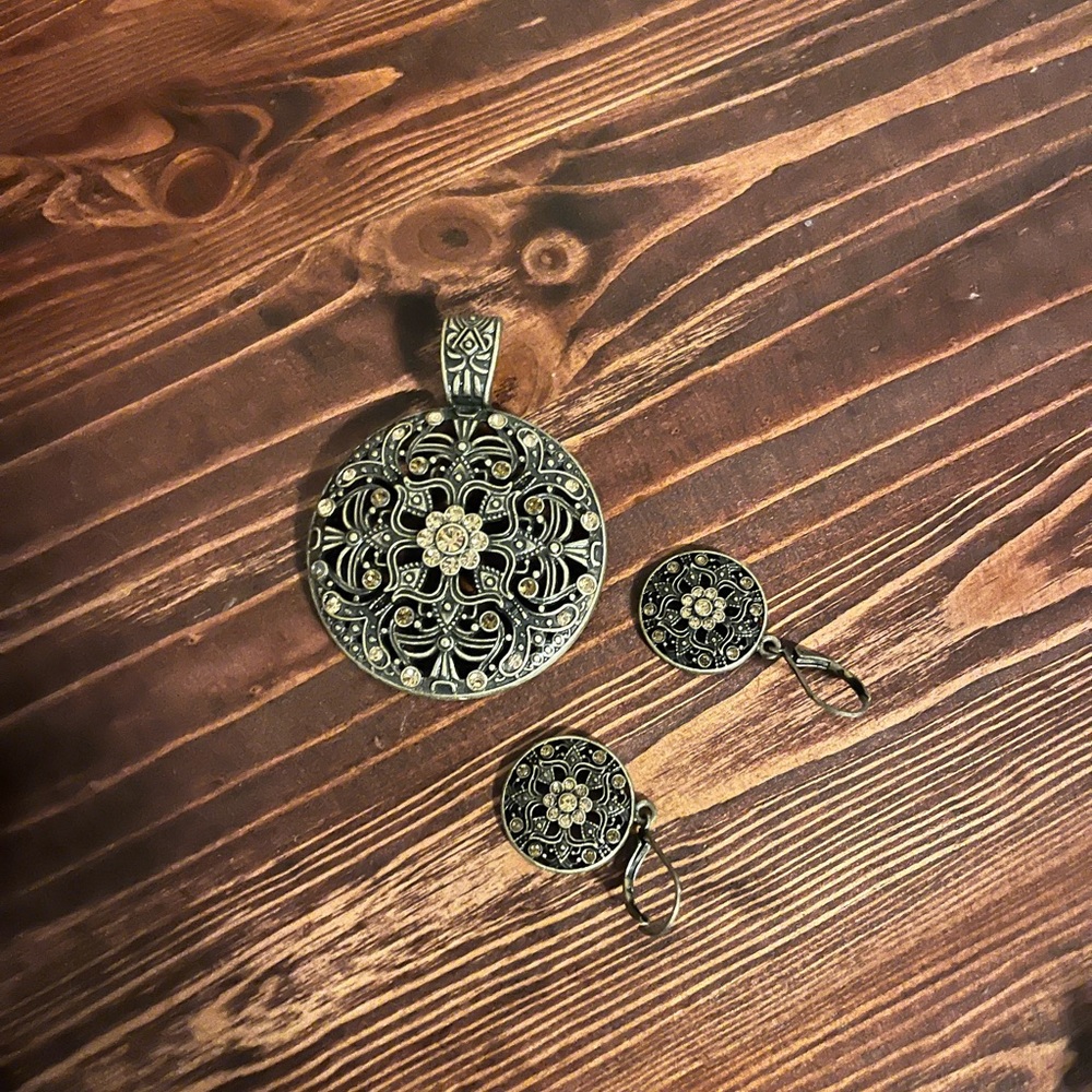 Lia Sophia pendant with earrings